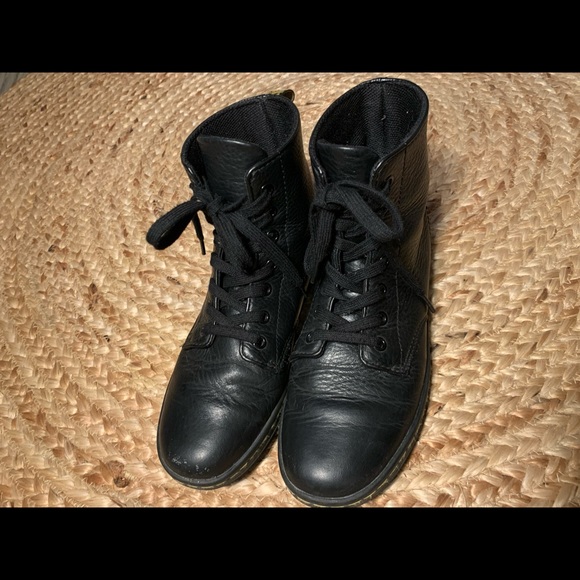 [SOLD] Dr. Martens Leyton black ankle high leather boot - Picture 3 of 8